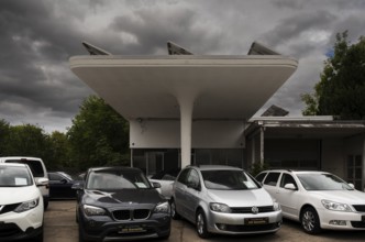View over cars for sale at a car repair shop, Wietzen, Nienburg, Lower Saxony, Germany