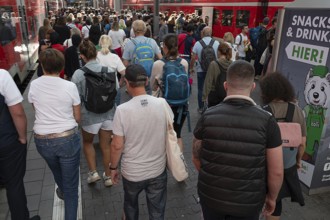 Travellers arriving on the platform at Munich Central Station, Munich, Bavaria, Germany