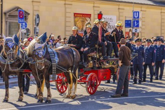 Historical float of the Munich-Aubing volunteer fire brigade, traditional traditional costume and