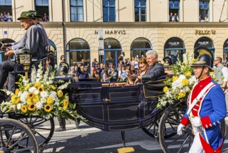 Festive carriage of the Lord Mayor of Munich Dieter horse-rider with his woman Petra horse-rider,