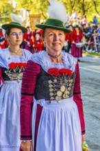 Women in traditional traditional costume accompany the entry of the Oktoberfest hosts, Oktoberfest,