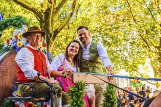 Barrel wagon with the landlady of the Löwenbräu marquee Stephanie Spendler, Oktoberfest, Munich,