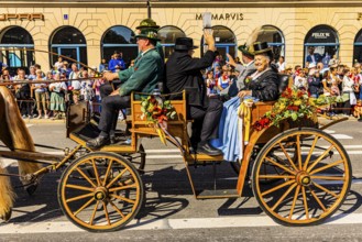 Festive carriage from the Festring Munich, traditional traditional costume and shooting parade,