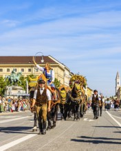 The Bräurosl Rosi Schuhegger on horseback, behind her the splendid team of the Hacker-Pschorr
