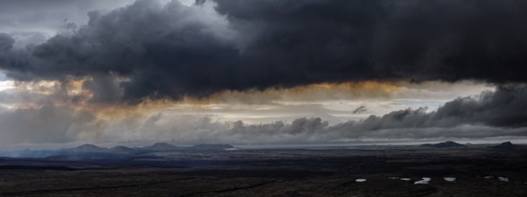 Lava, lava field, ash cloud, volcanic eruption, panorama, mountains, Sundhnúkur crater chain, July