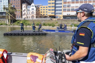 Transport of a floating platform with the jet-float system, this can be used as a work platform,