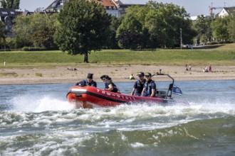 THW rubber dinghy on a training trip on the Rhine near Düsseldorf, the specialist group for water