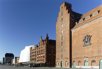 At the front right silo IV, built 1935-36, on windowless wall stylised relief of a cog, behind it