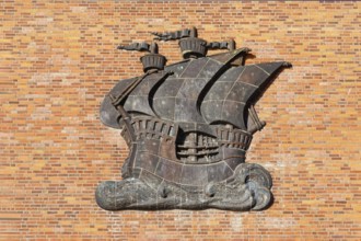 Stylised relief of a cog on a brick wall, Silo IV, built 1935-36, Hafenstraße 6-7, Hafeninsel, Old