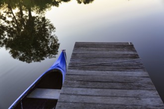 Jetty, wooden jetty with boat at a pond, camping site, evening light, Hodorf, Itzehoe,