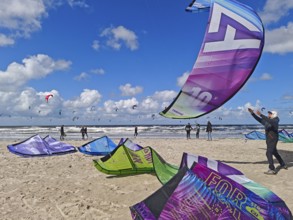 California kitesurfing Masters 2025, kite catching, kitesurfing on the North Sea beach on the edge