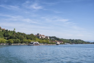 Blick von der Autofähre zur Altstadt und Fährhafen von Meersburg, Bodenseekreis, Baden-Württemberg,