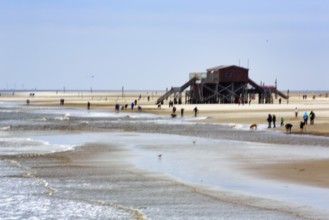 Strollers on the sandy beach, pile dwelling, wiping effect, long exposure, Sankt Peter-Ording,