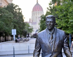 Bronze statue of former us president ronald reagan welcomes visitors to szabadsag ter in budapest,