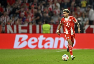Luis Diaz FC Bayern Muenchen FCB (14) Action on the ball perimeter advertising BETANON, Allianz
