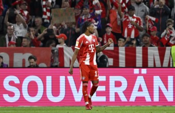 Goal celebration Michael Olise FC Bayern Munich FCB (17) Perimeter advertising SOUVERÄN, Allianz