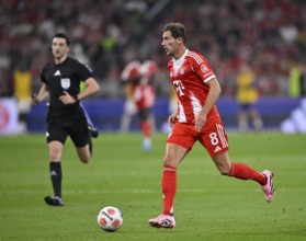 Leon Goretzka FC Bayern Munich FCB (08) Action on the ball behind Referee Florian Badstübner