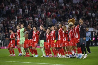 Team, FC Bayern Munich team celebrates victory in the south curve in front of the fans, FCB Allianz