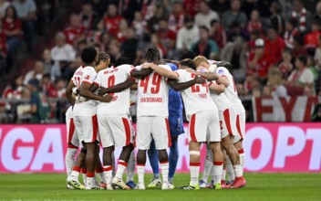Team building, team circle in front of the start of the match RB Leipzig RBL, Allianz Arena,
