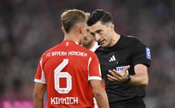 Referee Florian Badstübner in conversation Discussion with Joshua Kimmich FC Bayern Munich FCB (06)