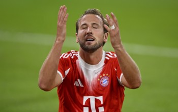 Harry Kane FC Bayern Muenchen FCB (09) Disappointment disappointed after missed goal chance Gesture