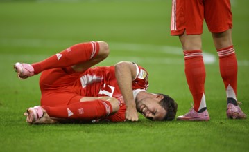 Leon Goretzka FC Bayern Muenchen FCB (08) injured Injury on the ground, Allianz Arena, Munich,