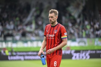Patrick Mainka 1. FC Heidenheim 1846 FCH (06) with captain's armband in rainbow colours,