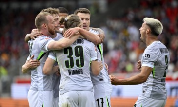 Goal celebration Dzenan Pejcinovic VfL Wolfsburg (17) Patrick Wimmer VfL Wolfsburg (39) Maximilian