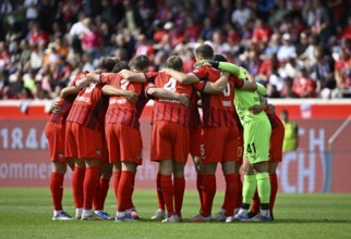 Team building, team circle in front of the start of the match 1. FC Heidenheim Voith-Arena,