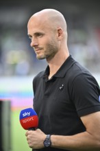 Coach Paul Simonis VfL Wolfsburg in an interview Microphone Microphone Logo SKY Voith-Arena,