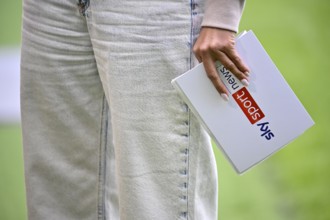 SKY presenter Mara Mones with presentation card Logo Detail Close-up Feature Voith-Arena,