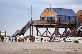 Pile dwelling, beach attendant, beach chairs, walkers, Sankt Peter-Ording, Eiderstedt peninsula,