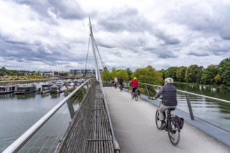 Cycle path, footpath at the new Graf Bismarck urban quarter on the Rhine-Herne Canal, residential