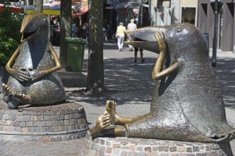Birds, bronze sculptures by Peter Lenk, in the pedestrian zone, Offenburg, Baden-Württemberg,