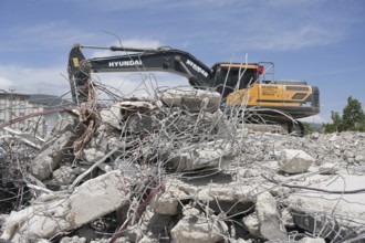 Massive damage to buildings occurred after a powerful earthquake struck Türkiye, killing tens of