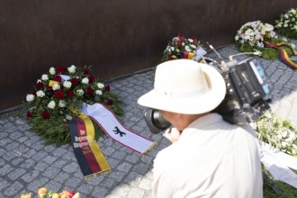 Wreath laid by Kai Wegner (Governing Mayor of Berlin) at a wreath-laying ceremony to commemorate