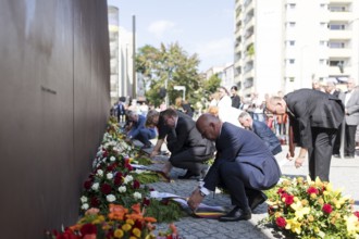 Prof. Dr Axel Klausmeier (Director of the Berlin Wall Foundation and art historian), Kai Wegner