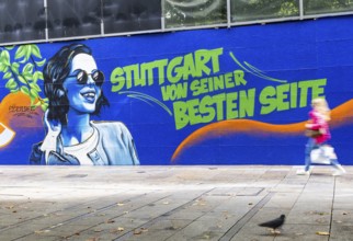 People on the move in the Königstraße pedestrian zone in Stuttgart. Construction fence with the