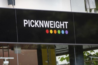 Shop with the PICKNWEIGHT brand logo in the Königstraße pedestrian zone. Second-hand fashion.