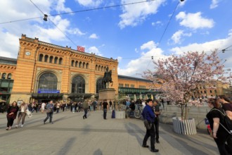 Crowd on station forecourt, Hanover main station in neo-renaissance style, Ernst August Platz with