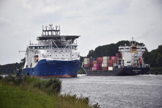 Cable carrier, sea cable carrier, ship, vessel, specialised ship, NKT VICTORIA sails in the Kiel
