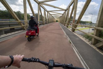 Cycling south of Utrecht, cycle path bridge over a motorway, long-distance cycle path to Houten,