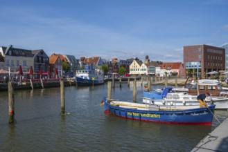 Buildings and ships at the harbour, Husum, North Frisia, North Sea, Schleswig-Holstein, Germany