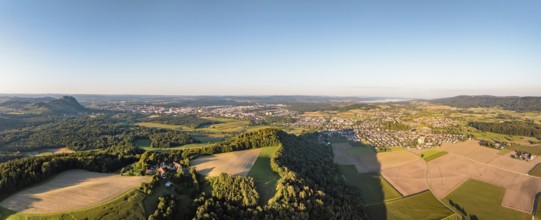 Luftbild, Panorama von einer vulkanisch geprägten Landschaft im Abendlicht, im Vordergrund der