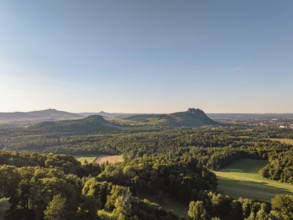 Luftbild von einer vulkanisch geprägten Landschaft im Abendlicht, mit dem Hohenstoffeln, Hohenhewen