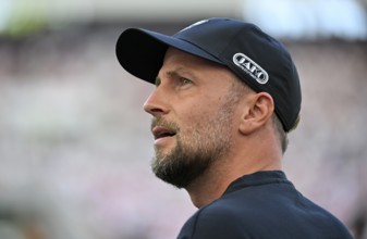Coach Sebastian Hoeneß VfB Stuttgart Portrait MHPArena, JAKO Logo MHP Arena Stuttgart,