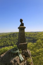 Wreath on the pedestal of the Hauff monument, inscription, Das Edle bleibt der Nachwelt unverloren.