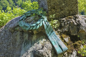 Wreath on the pedestal of the Hauff monument, inscription, Das Edle bleibt der Nachwelt unverloren.