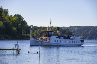 The MS SUNNINGEN, an archipelago boat, approaches the landing stage in the historic seaside resort