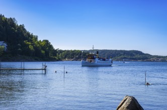 The MS SUNNINGEN, an archipelago boat, approaches the landing stage in the historic seaside resort